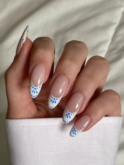 unghie bianche estive a mandorla